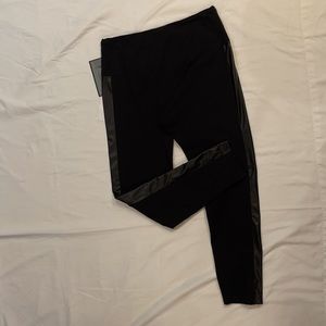 Black legging w faux leather detailing on sides